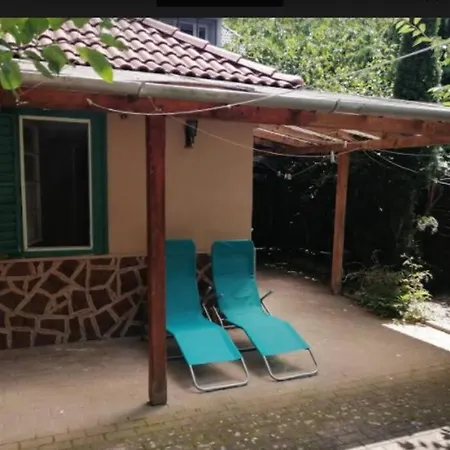 Oenallo Apartmanhaz Aranyparton *