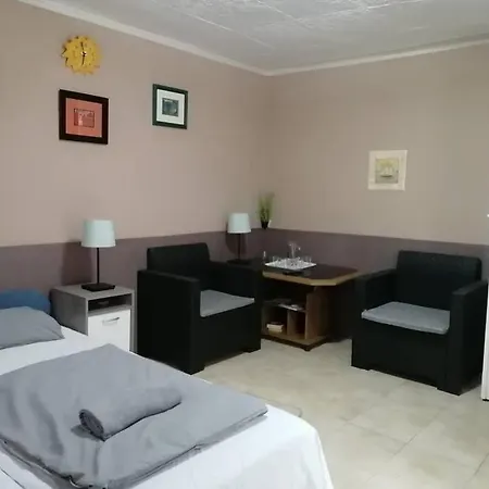 Oenallo Apartmanhaz Aranyparton *