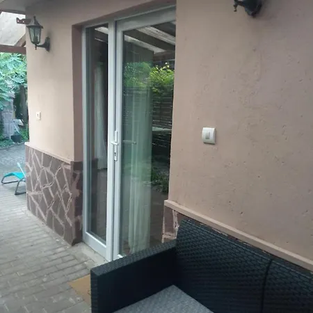 Oenallo Apartmanhaz Aranyparton