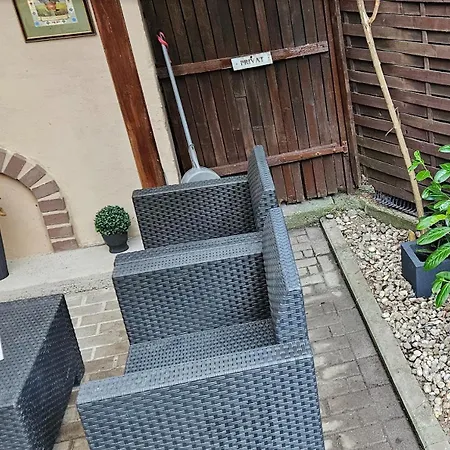 Oenallo Apartmanhaz Aranyparton